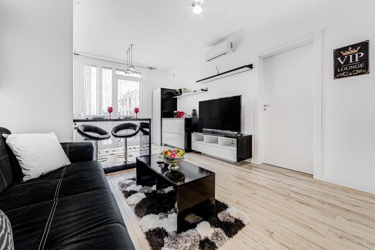 Ari Cinema Apartament With 2M Videoproiector Apartment Arad Exterior photo